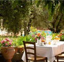 A selection of 2-3 bedroom apartments with shared pool near Florence, Sleeps 4-6